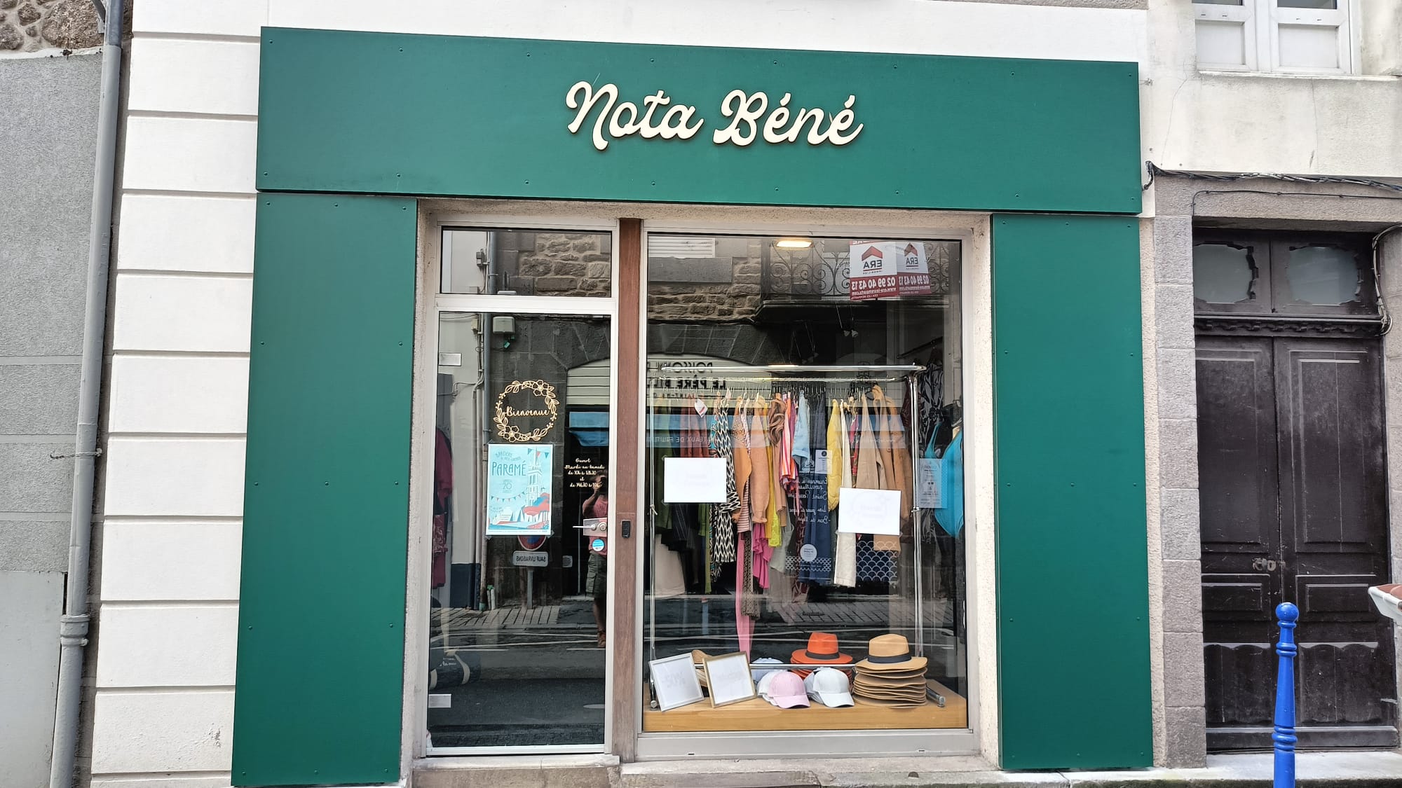 Réalisation d'une devanture de magasin à Paramé avec lettres en relief. par Hugo Pauchard - HP Bois Menuiserie - Saint-Malo
