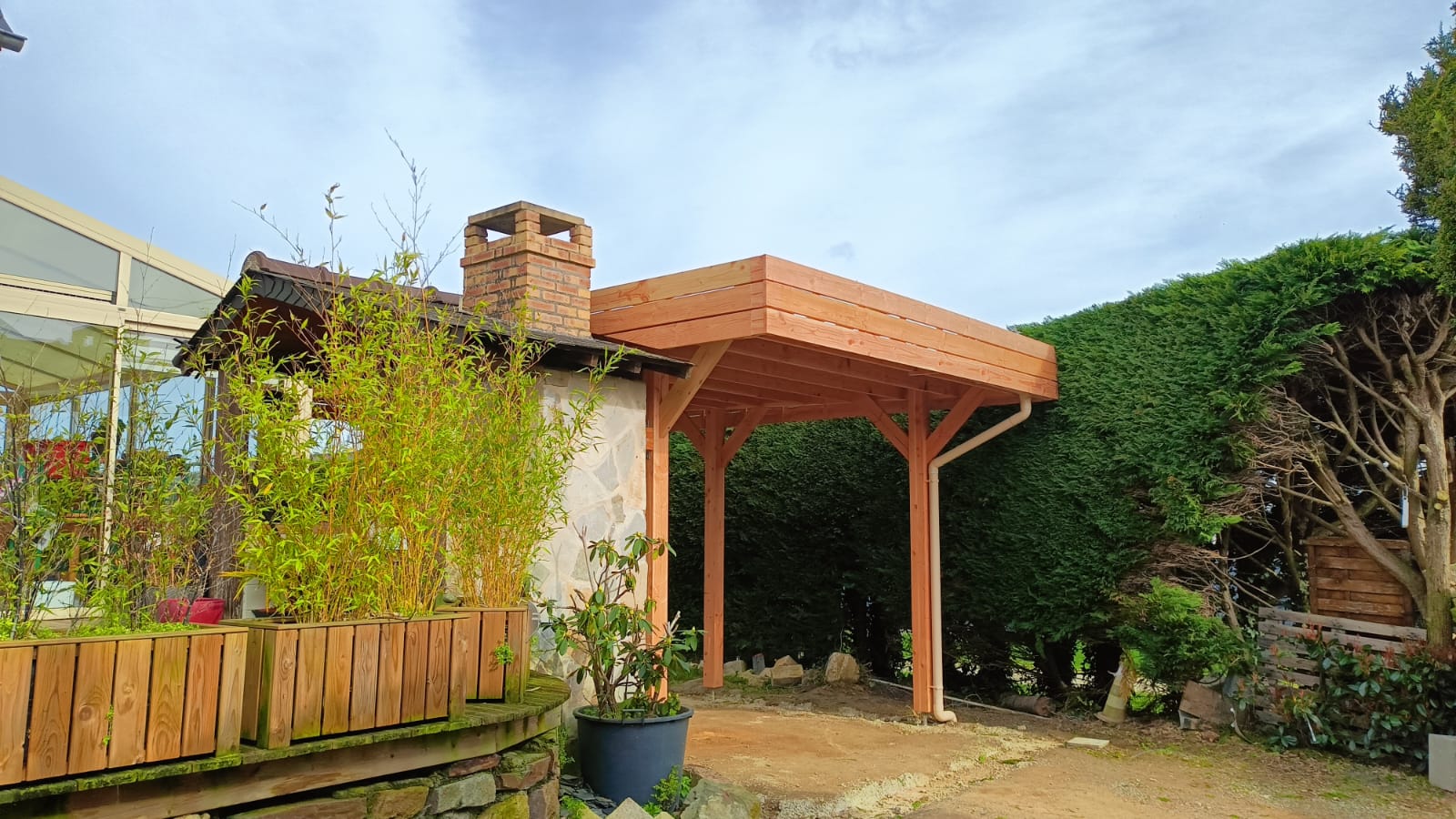 Réalisation d'un carport en Douglas à La Gouesnière. par Hugo Pauchard - HP Bois Menuiserie - Saint-Malo
