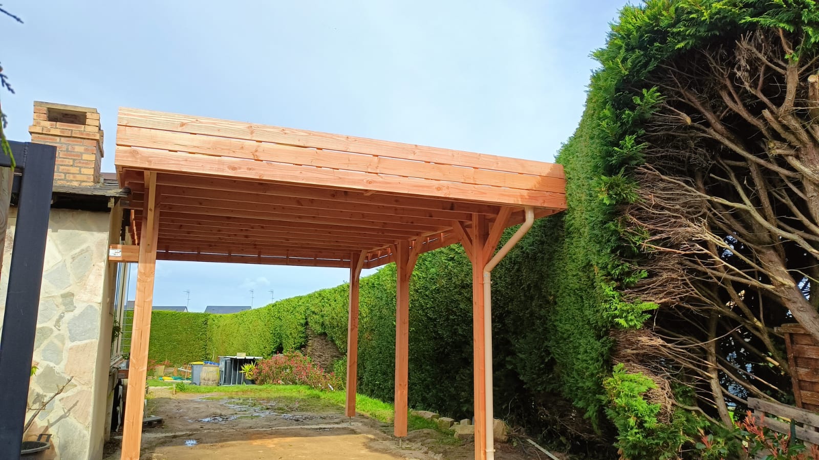 Réalisation d'un carport en Douglas à La Gouesnière. par Hugo Pauchard - HP Bois Menuiserie - Saint-Malo