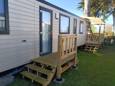 Dans un camping proche de Saint-Malo, réalisation d'une terrasse et d'une estrade pour un Mobil-Home. par Hugo Pauchard - HP Bois Menuiserie - Saint-Malo