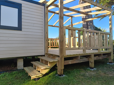 Dans un camping proche de Saint-Malo, réalisation d'une terrasse et d'une estrade pour un Mobil-Home. par Hugo Pauchard - HP Bois Menuiserie - Saint-Malo