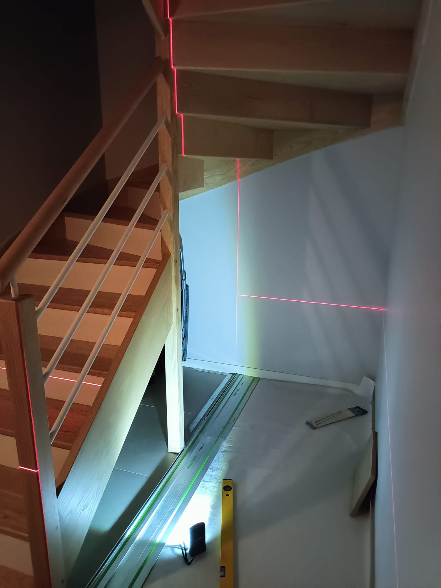 Fabrication et pose de portes en frêne pour fermer un dessous d'escalier à Saint-Malo. par Hugo Pauchard - HP Bois Menuiserie - Saint-Malo