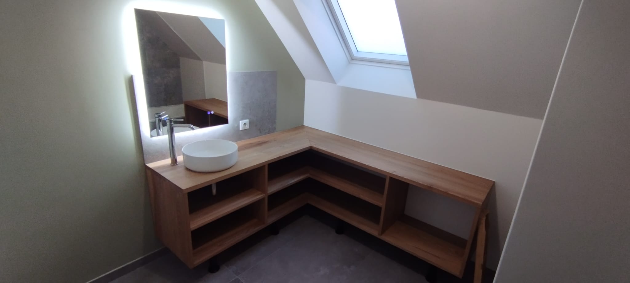 Réalisation d'un meuble de salle de bain sur mesure en orme rouge à Saint-Malo. par Hugo Pauchard - HP Bois Menuiserie - Saint-Malo