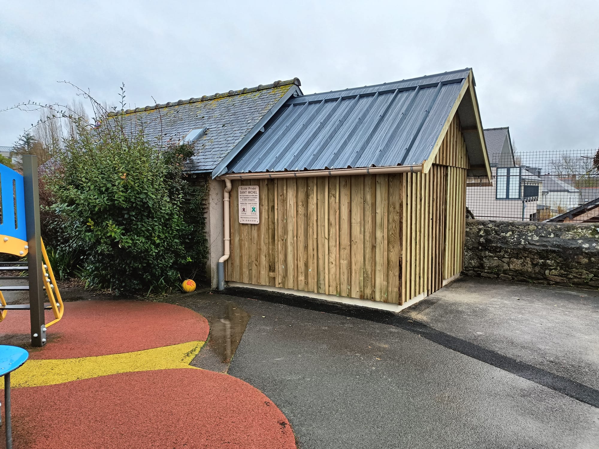 Réalisation en pin (classe 4) pour une école de Saint-Malo d'un abri dans la cour de récréation. par Hugo Pauchard - HP Bois Menuiserie - Saint-Malo