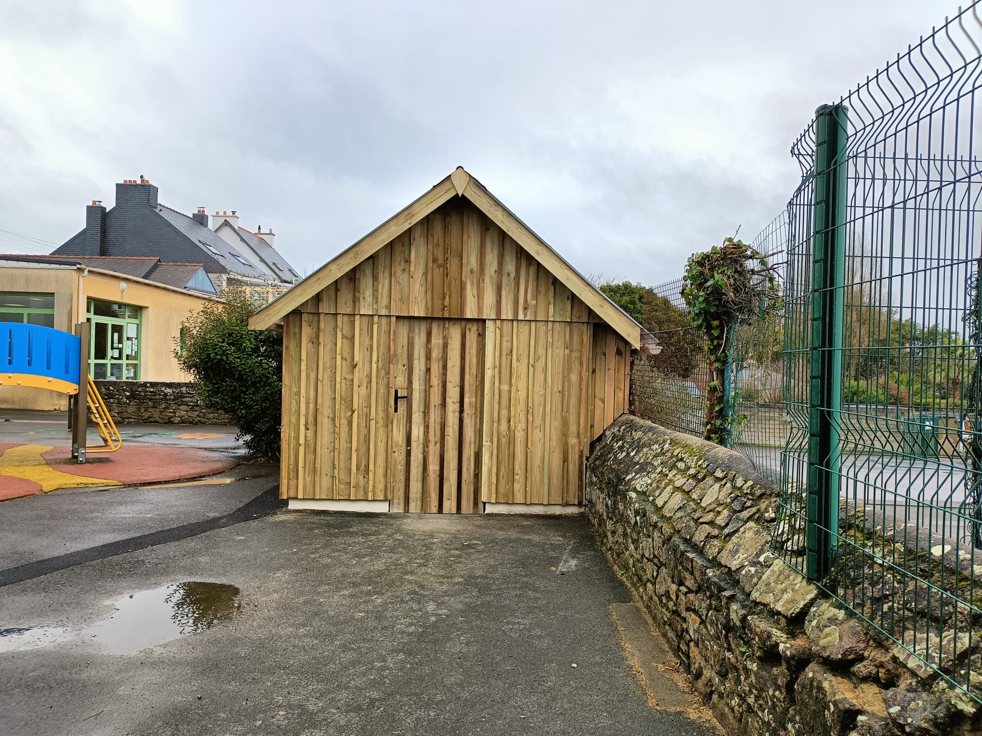 Réalisation en pin (classe 4) pour une école de Saint-Malo d'un abri dans la cour de récréation. par Hugo Pauchard - HP Bois Menuiserie - Saint-Malo