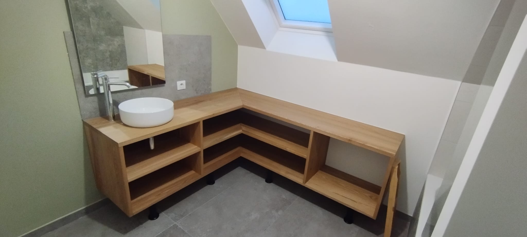 Réalisation d'un meuble de salle de bain sur mesure en orme rouge à Saint-Malo. par Hugo Pauchard - HP Bois Menuiserie - Saint-Malo