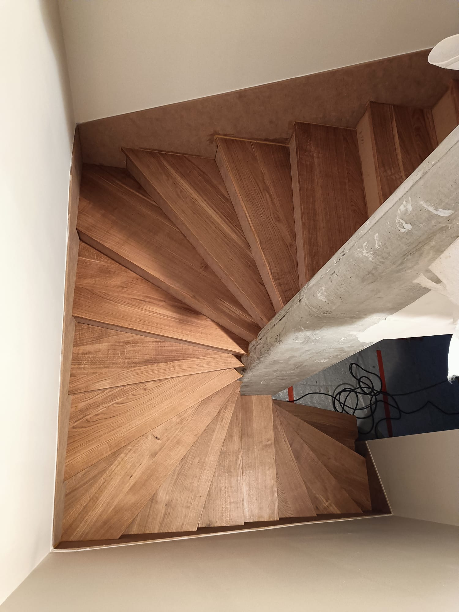 Fabrication de marches d'escalier en chêne massif, avec contremarches et stylobate en MDF destinés à être peints. Réalisation à Saint-Malo par Hugo Pauchard - HP Bois Menuiserie - Saint-Malo