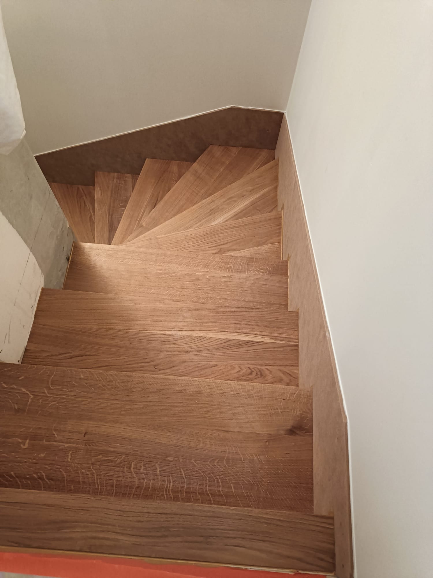 Fabrication de marches d'escalier en chêne massif, avec contremarches et stylobate en MDF destinés à être peints. Réalisation à Saint-Malo par Hugo Pauchard - HP Bois Menuiserie - Saint-Malo