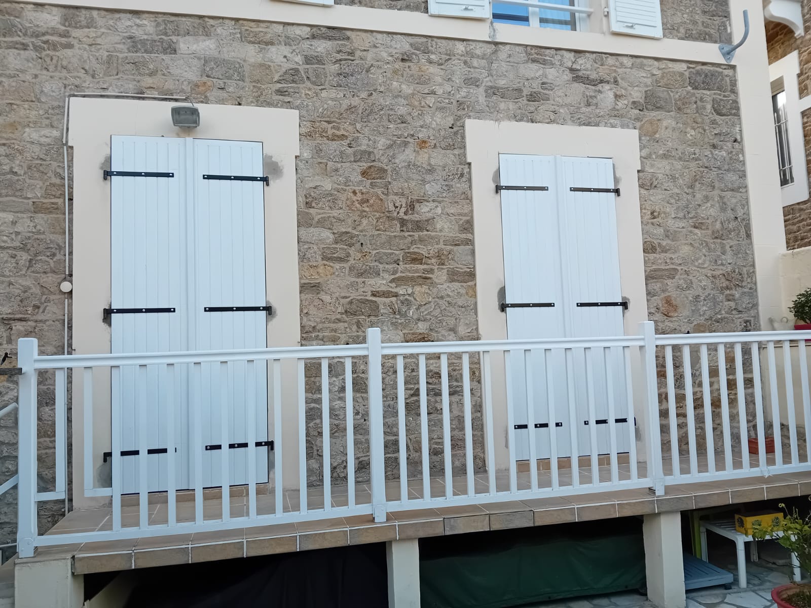 Fabrication et pose de volets sur mesure en bois exotique à Saint-Malo Courtoisville. par Hugo Pauchard - HP Bois Menuiserie - Saint-Malo
