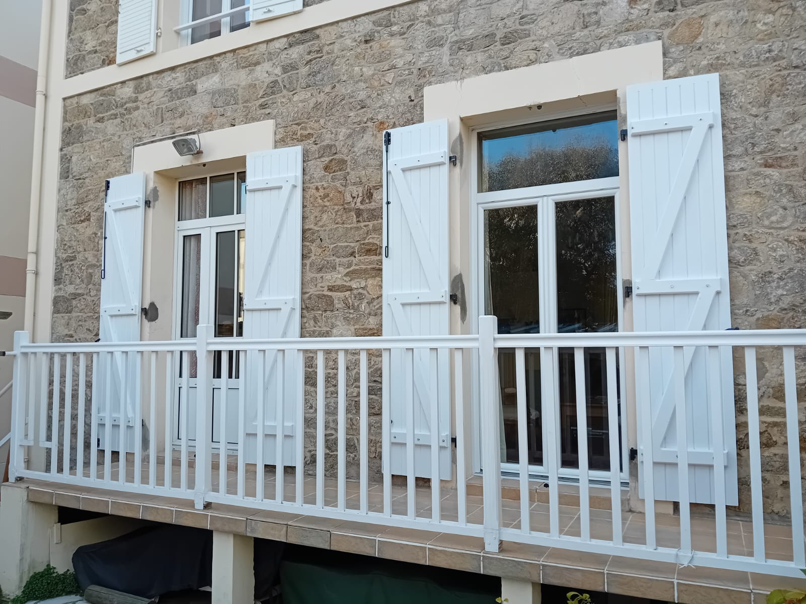 Fabrication et pose de volets sur mesure en bois exotique à Saint-Malo Courtoisville. par Hugo Pauchard - HP Bois Menuiserie - Saint-Malo