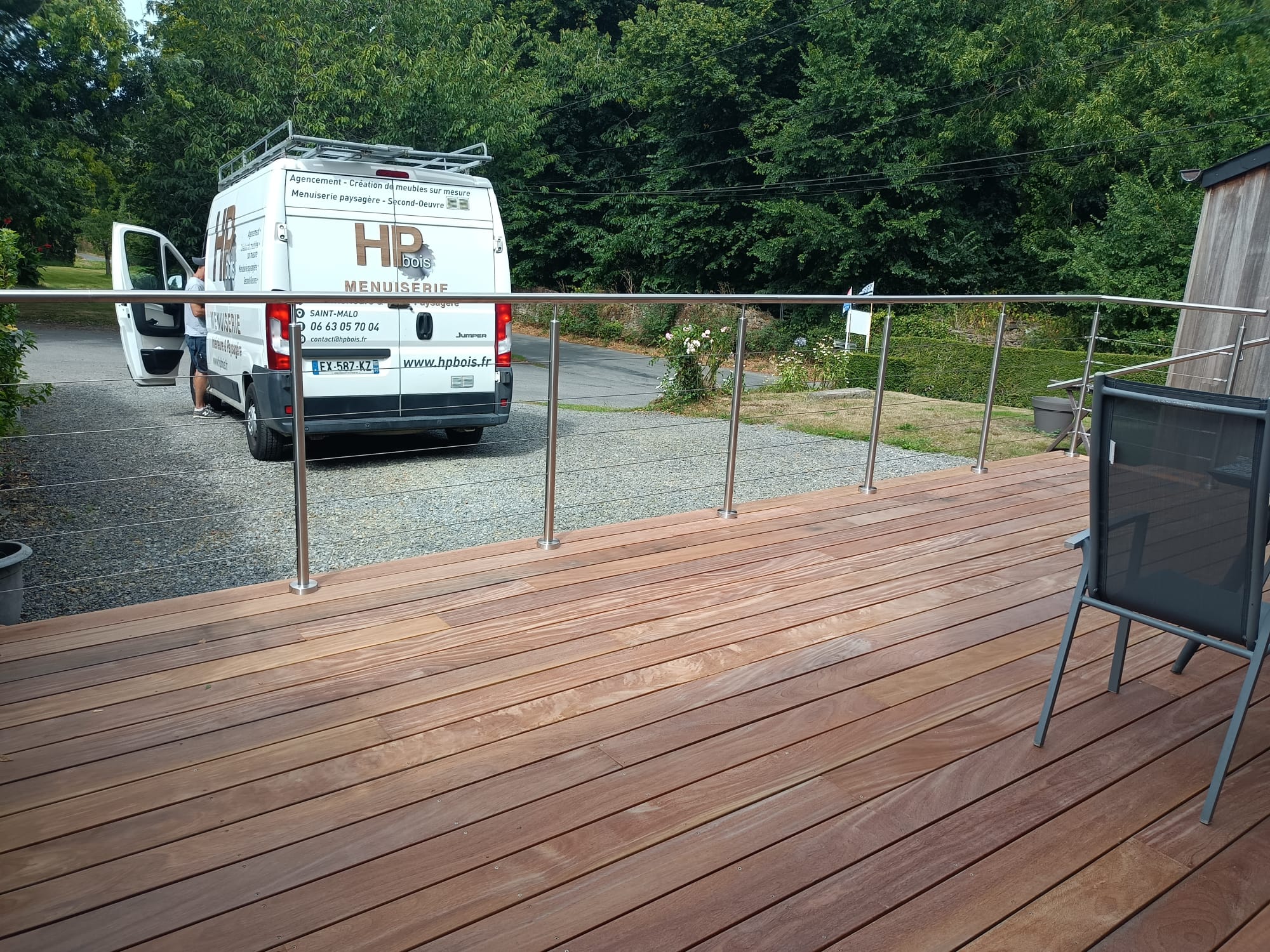Fabrication et pose d'une terrasse en cumaru avec main courante en inox à La Gouesnière. par Hugo Pauchard - HP Bois Menuiserie - Saint-Malo