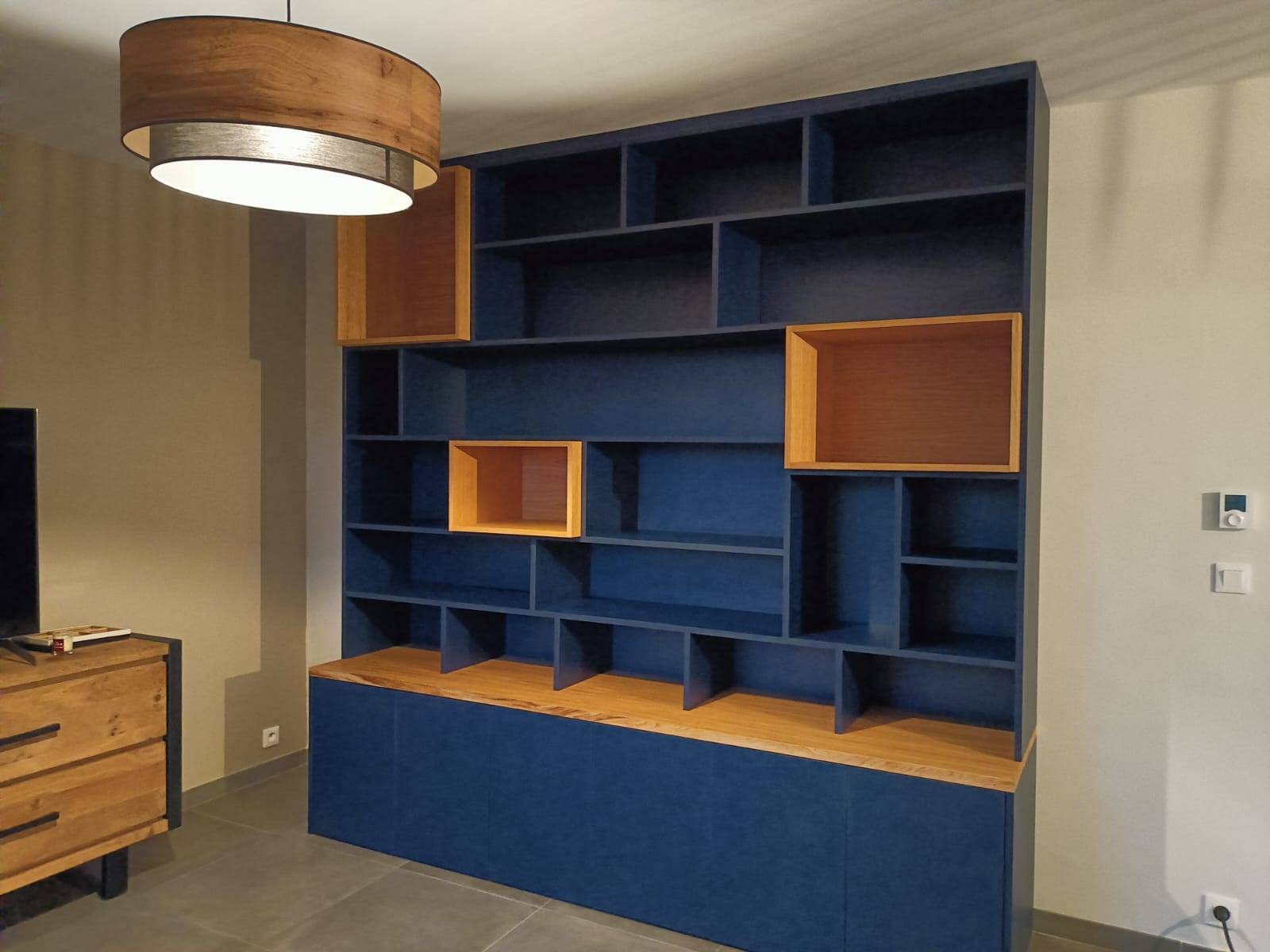 A Saint-Malo, réalisation d'une bibliothèque sur mesure par Hugo Pauchard - HP Bois Menuiserie - Saint-Malo