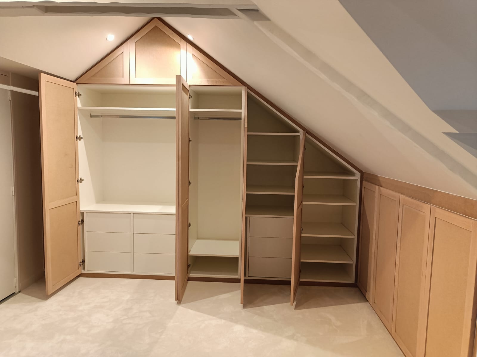 A Trémereuc, réalisation d'une penderie sur mesure avec ensemble de porte en hêtre massif et MDF à peindre. par Hugo Pauchard - HP Bois Menuiserie - Saint-Malo