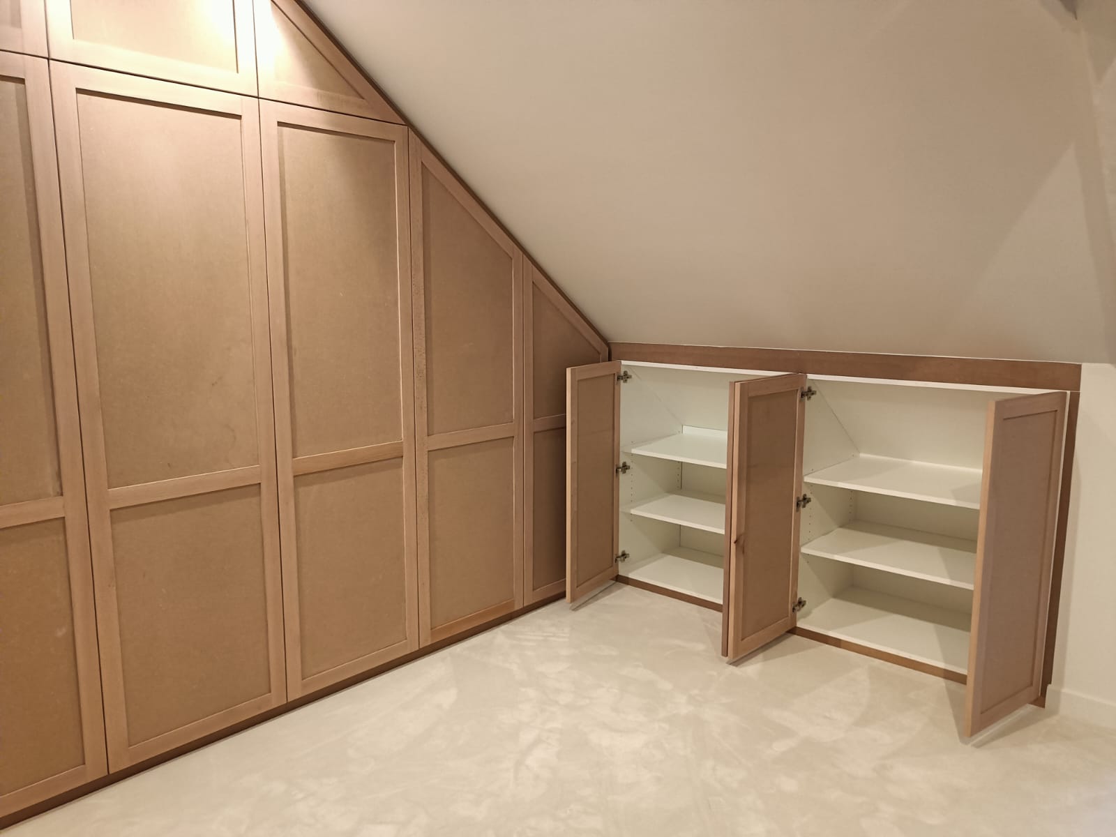 A Trémereuc, réalisation d'une penderie sur mesure avec ensemble de porte en hêtre massif et MDF à peindre. par Hugo Pauchard - HP Bois Menuiserie - Saint-Malo