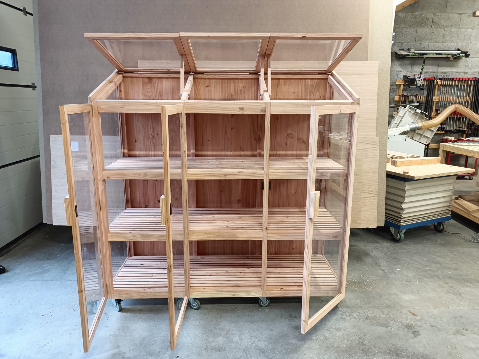 Réalisation d'une serre sur mesure et sur roulettes. par Hugo Pauchard - HP Bois Menuiserie - Saint-Malo