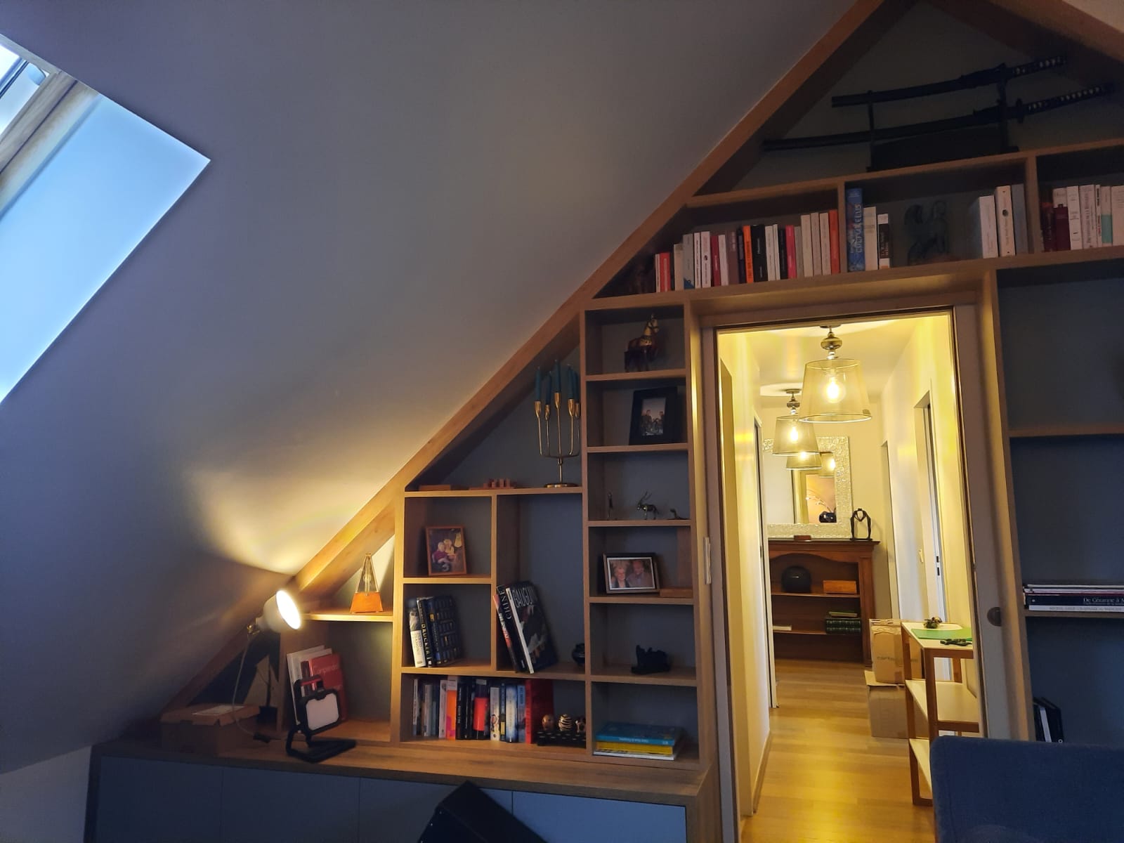 Bibliothèque sur mesure à Lancieux avec intégration d'une porte coulissante. par Hugo Pauchard - HP Bois Menuiserie - Saint-Malo