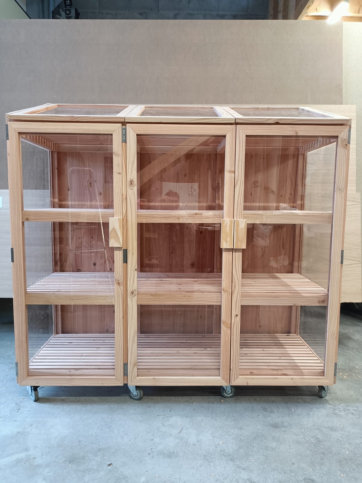 Réalisation d'une serre sur mesure et sur roulettes. par Hugo Pauchard - HP Bois Menuiserie - Saint-Malo