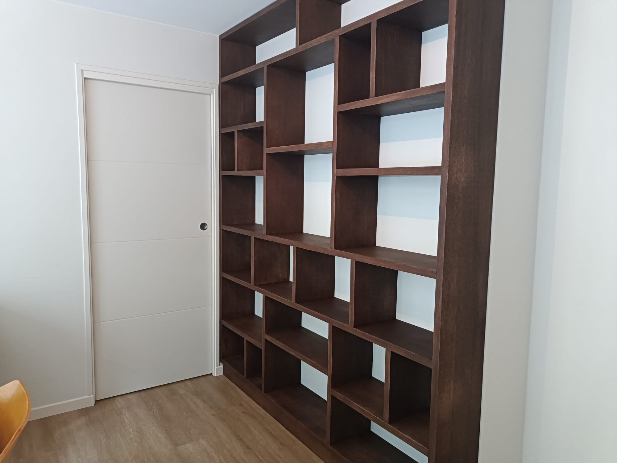 Fabrication sur mesure de bibliothèques à Saint-Malo, plaquage chêne. par Hugo Pauchard - HP Bois Menuiserie - Saint-Malo