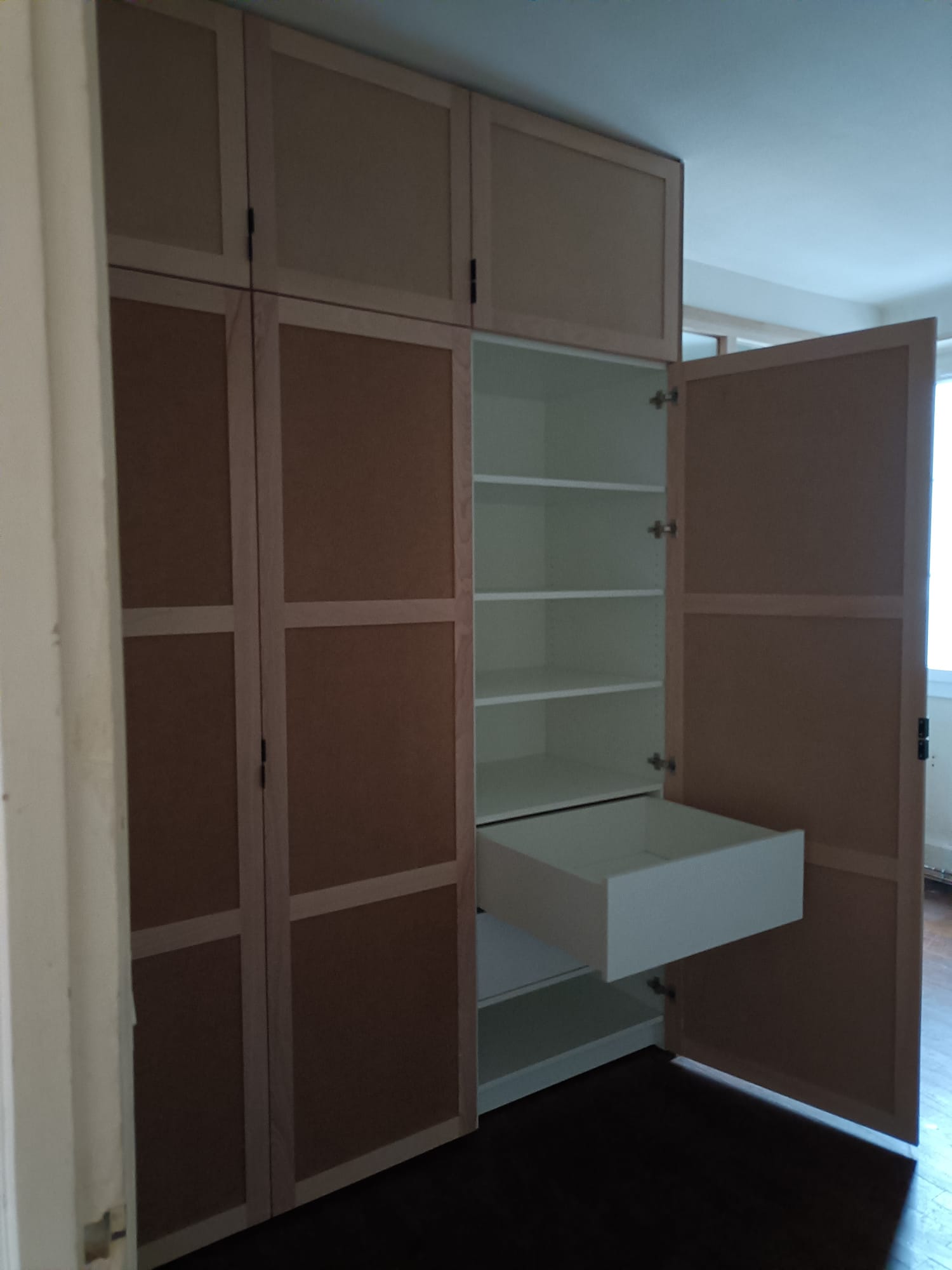 Dans un appartement à Saint-Servan : création de cloisons en BA13 avec fabrication et pose d'un imposte vitré. Réalisation de penderies : intérieur en mélaminé et de façades en hêtre massif et mdf destinés à être peints. par Hugo Pauchard - HP Bois Menuiserie - Saint-Malo